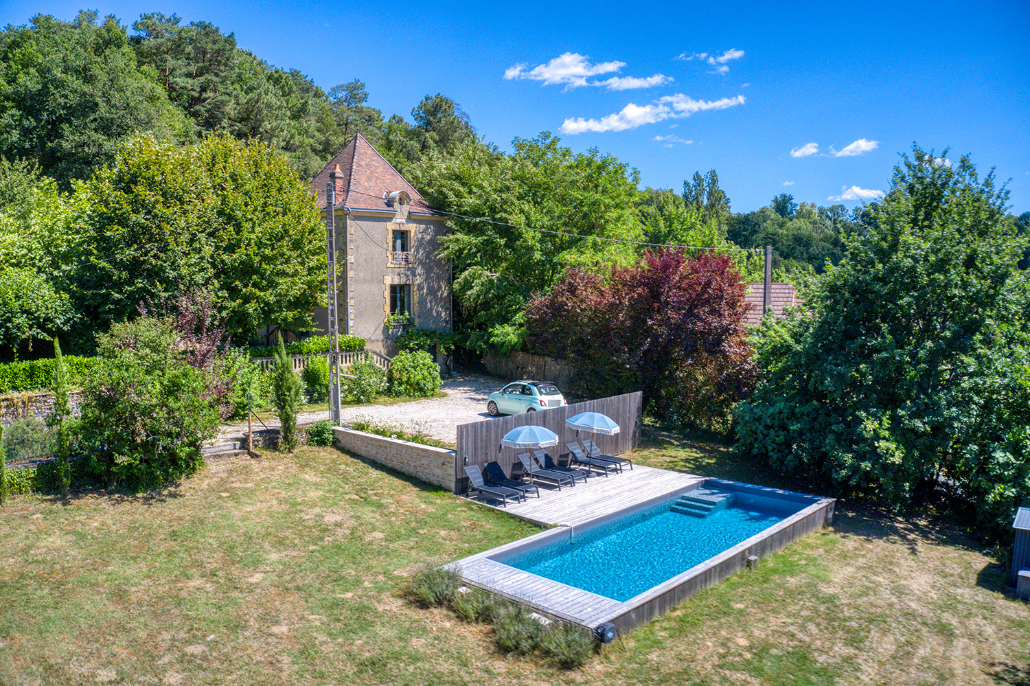 Vue drone de la maison La Vigne et sa piscine